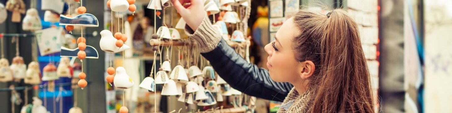 Chica en una tienda de regalo