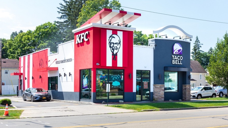 Photo of a KFC and Taco Bell sharing a building.