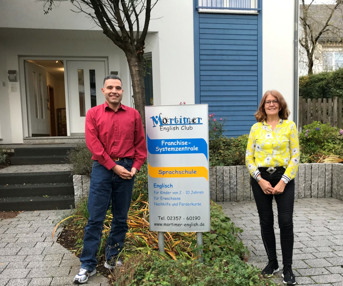 David Lashgari with our Managing Director Karola Scheer in front of our Headquarters