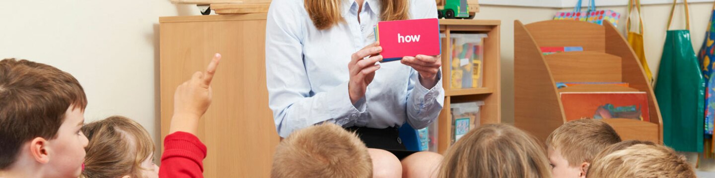 Niños en clase aprendiendo inglés