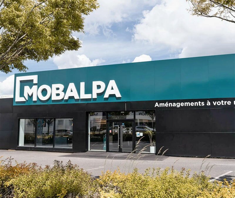 devant magasin franchise Mobalpa