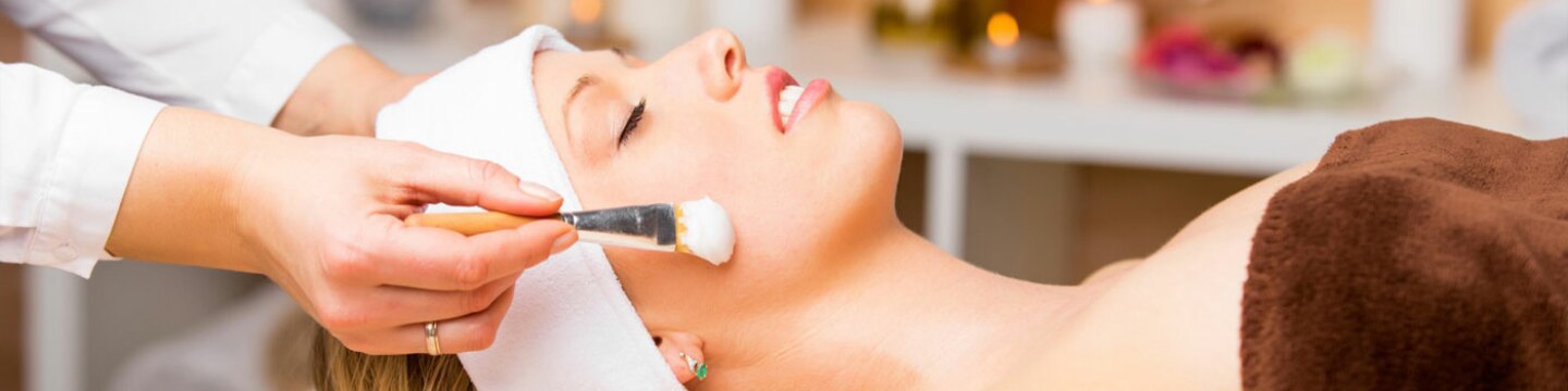 Mujer recibiendo un tratamiento de belleza
