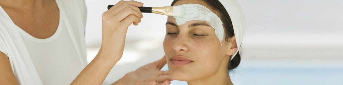 Mujer recibiendo un tratamiento de belleza facial en un centro spa