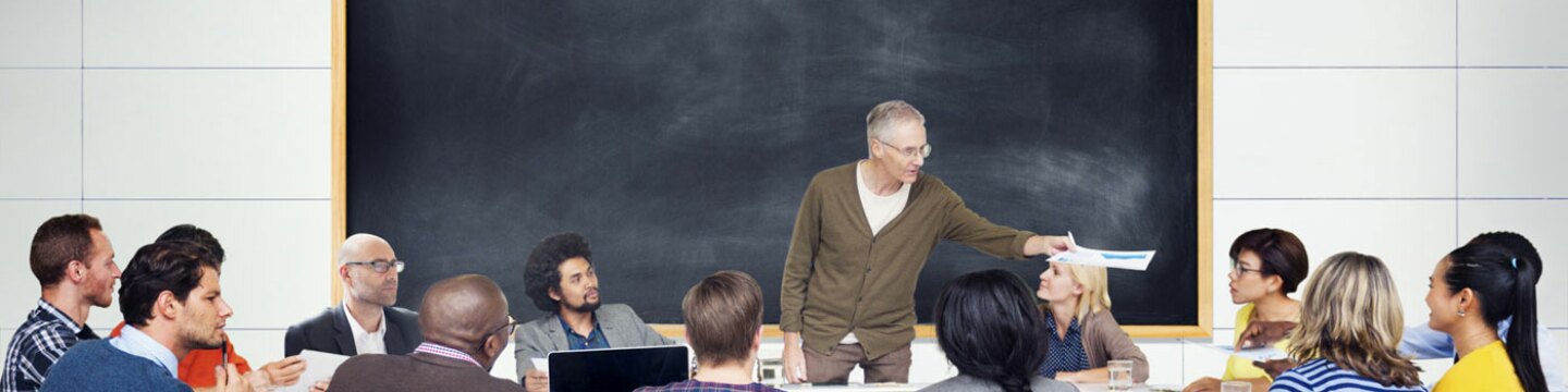 Profesor enseñando clase de adultos