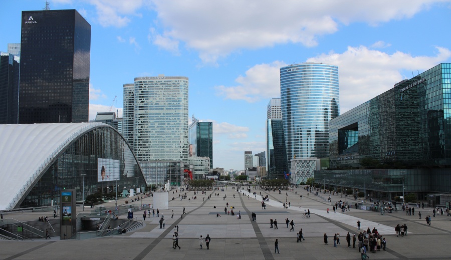esplanade de Paris La Défense