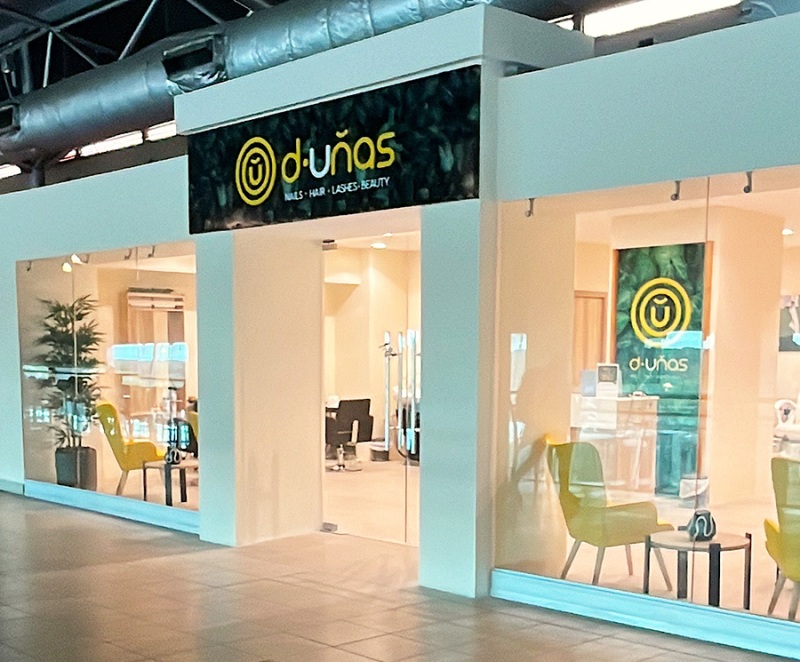 escaparate de la franquicia d-uñas en el aeropuerto de Panamá