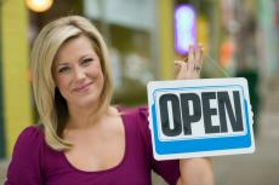 Femme ouvrant un magasin