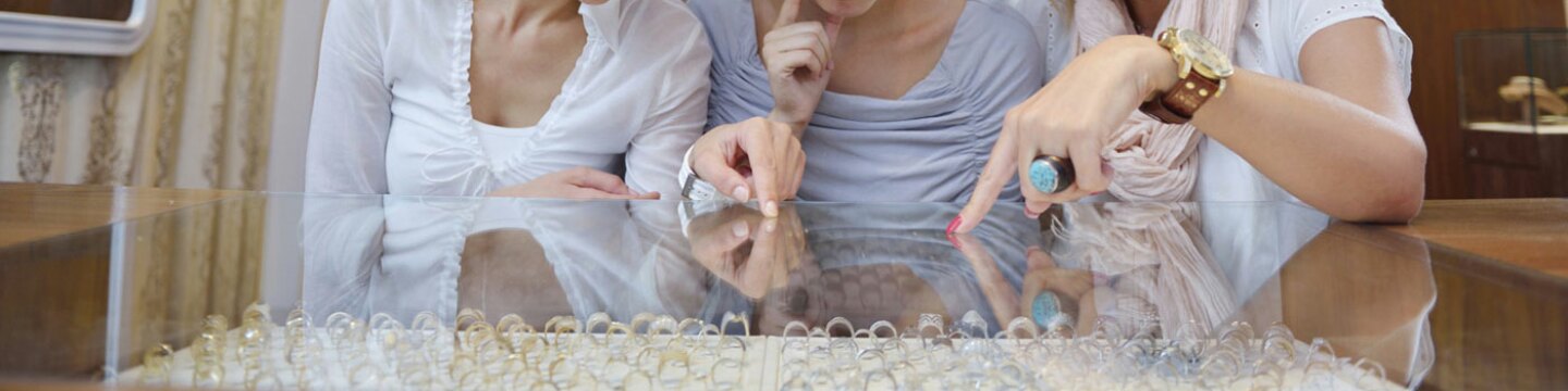 Mujeres mirando anillos en una tienda de moda complementos y joyería