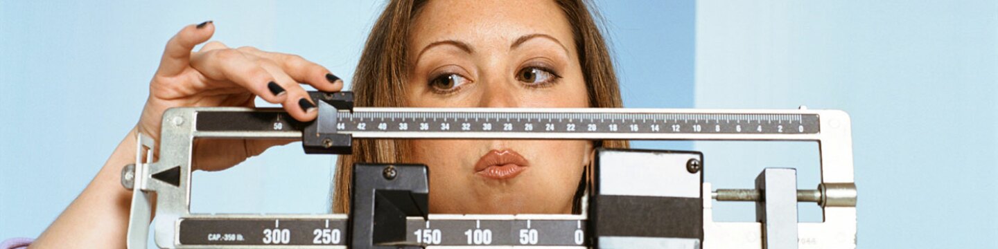 Mujer mirando su peso en una báscula