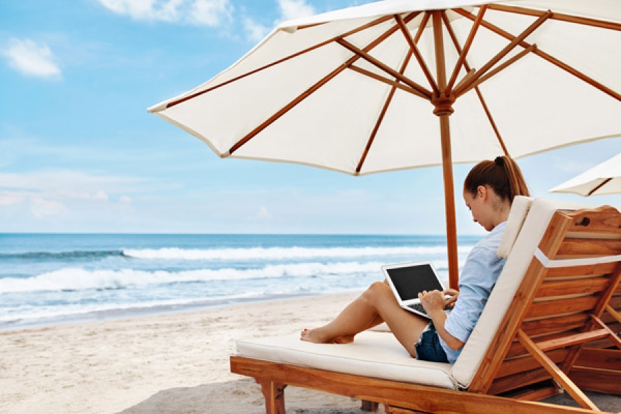 business woman à la plage