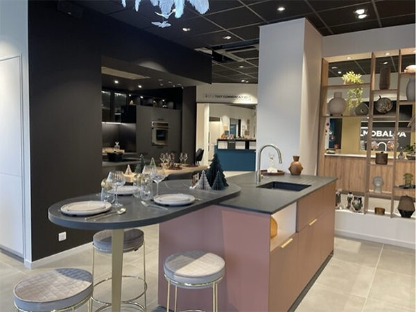 interieur magasin franchise Mobalpa Grasse